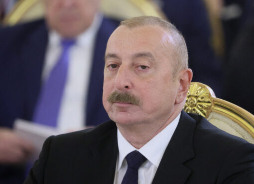 El presidente de Azerbaiyán acusa a Rusia de derribar el avión “por accidente” | Ilham Aliyev cree que el Kremlin busca encubrir la verdadera causa del siniestro