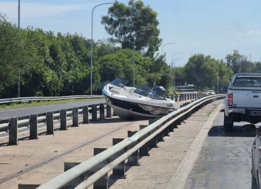 ¿Se le perdió el agua?, una lancha quedó varada justo en medio de la Circunvalación sanjuanina