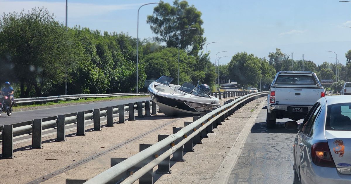 ¿Se le perdió el agua?, una lancha quedó varada justo en medio de la Circunvalación sanjuanina