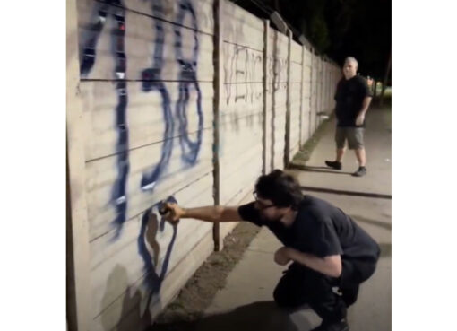 Una pintada por la memoria: Juan Grabois sacudió el confort del Jockey Club de San Isidro | Hizo un grafitti en homenaje al nieto 138