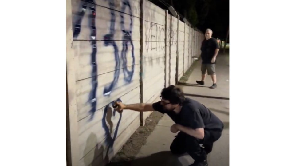 Una pintada por la memoria: Juan Grabois sacudió el confort del Jockey Club de San Isidro | Hizo un grafitti en homenaje al nieto 138