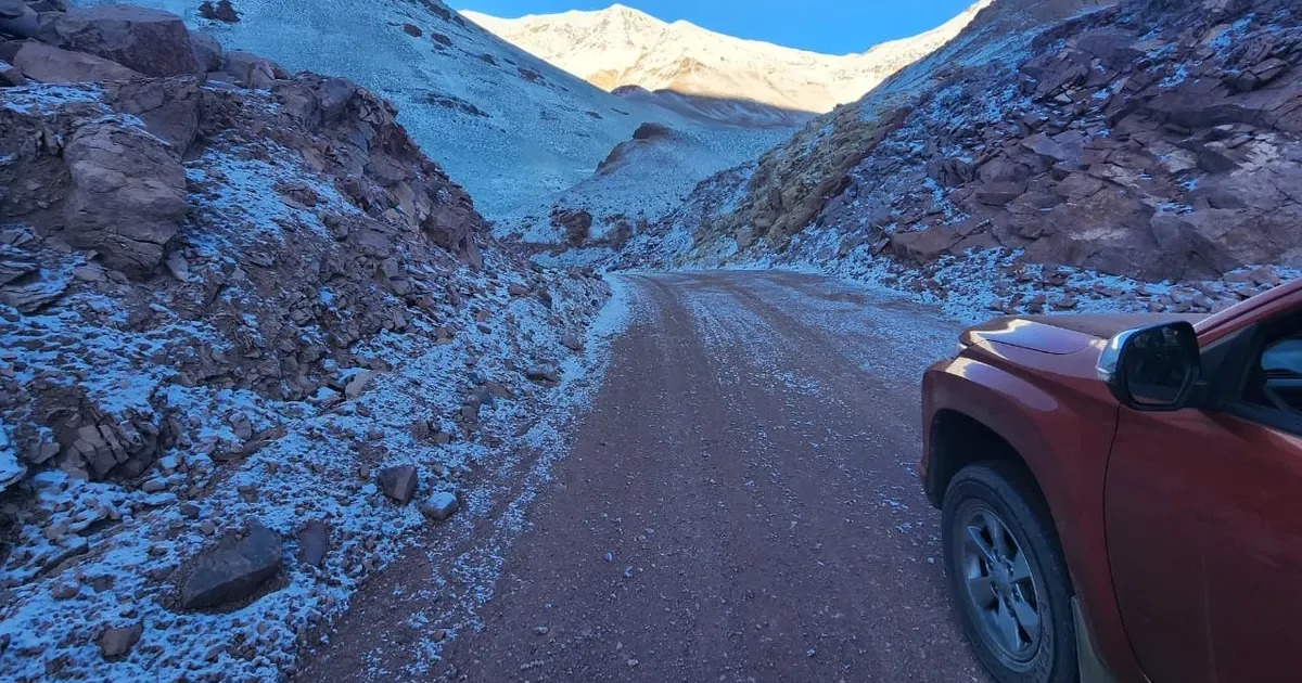 Rescatan en el Paso de Agua Negra a una familia que había quedado varada en medio de la tormenta de nieve