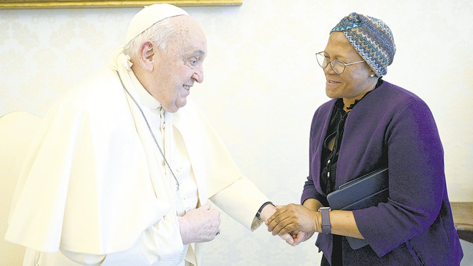 Un susto para el papa Francisco | Se cayó y tuvieron que inmovilizarle el brazo