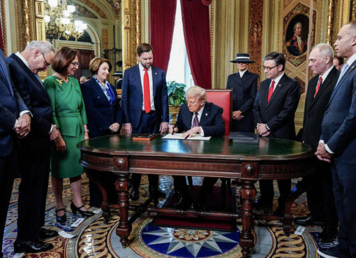 En su primer día, Trump indultó a los procesados por el asalto al Capitolio | Entre otros decretos el presidente de EE.UU. declaró una “emergencia energética”