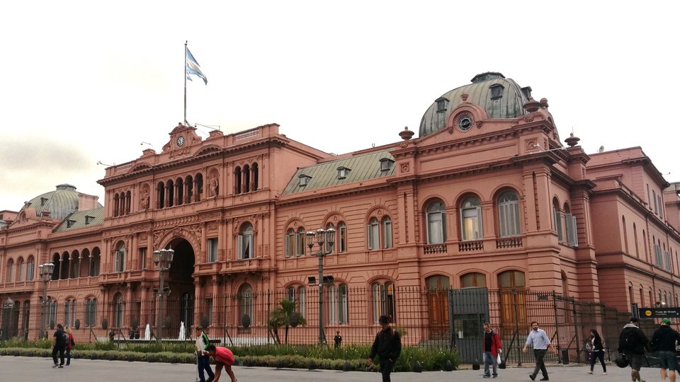 Una megaencuesta del Gobierno para tantear el terreno: ¿los argentinos soportarían un régimen autoritario? | Extrañas y preocupantes preguntas de Casa Rosada