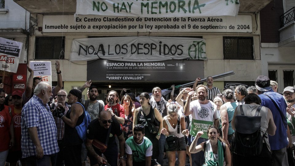 Un abrazo en defensa de los sitios de memoria | En Virrey Cevallos, el gobierno despidió a todos sus trabajadores