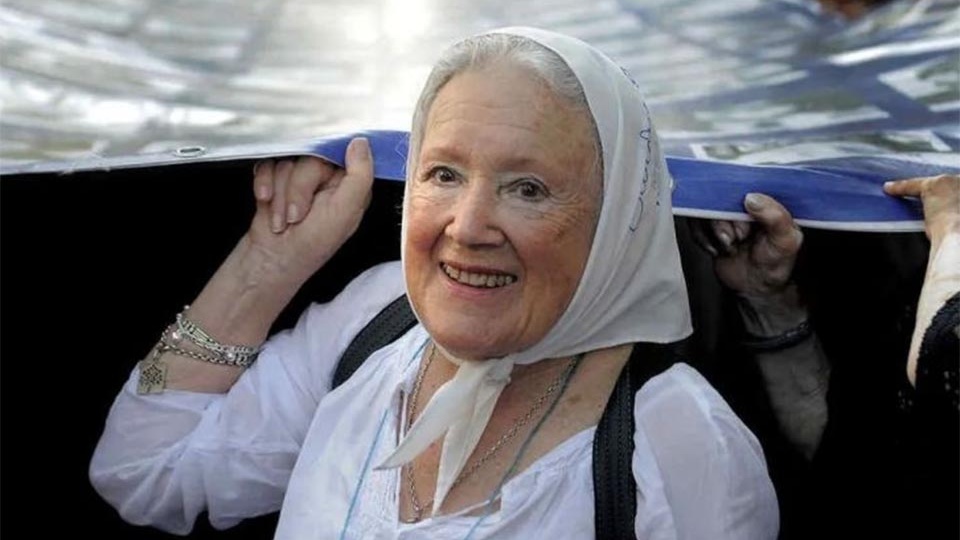 Las cenizas de Nora Cortiñas fueron sembradas en la Plaza de Mayo | A 8 meses de su fallecimiento