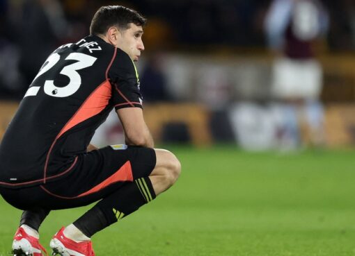 Dibu Martínez tuvo dos atajadas espectaculares, pero profundizó su racha negativa en la derrota de Aston Villa