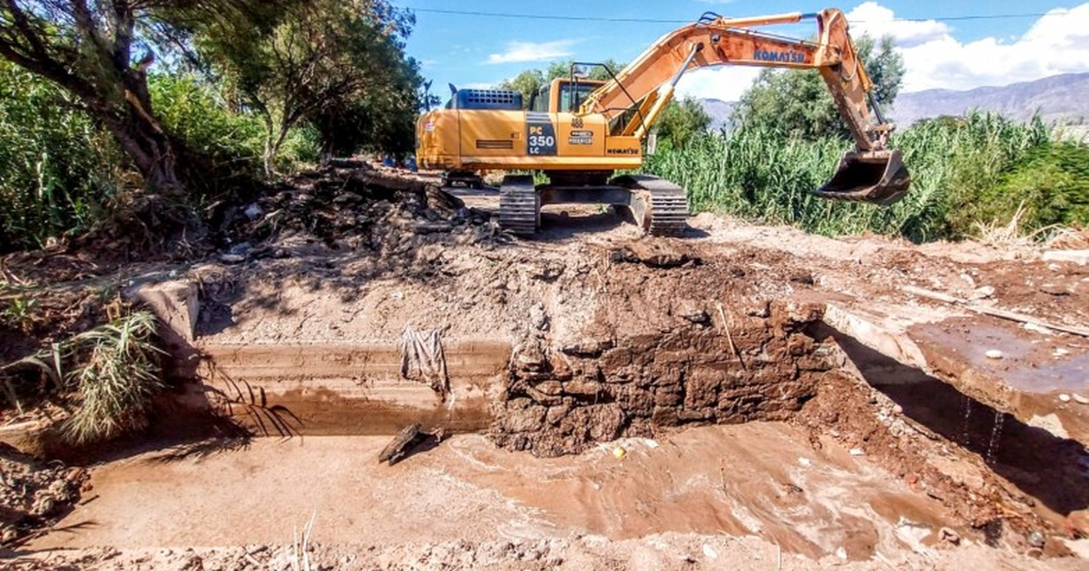 Colapsó una alcantarilla clave en Pocito y trabajan con enormes máquinas para reconstruirla