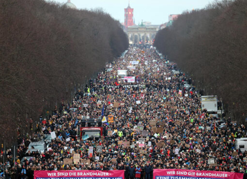 Masiva protesta en Berlín contra el giro político a la extrema derecha | Los manifestantes denuncian un pacto entre conservadores y ultras en Alemania