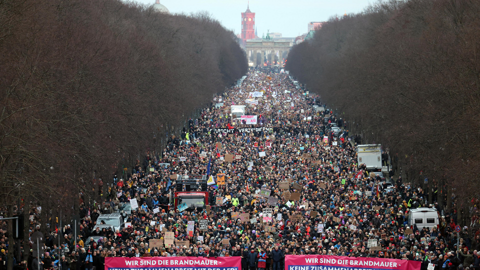 Masiva protesta en Berlín contra el giro político a la extrema derecha | Los manifestantes denuncian un pacto entre conservadores y ultras en Alemania