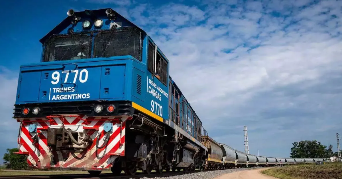 Milei decretó la privatización del Belgrano Cargas: en San Juan, el tren mueve 50.000 toneladas por mes y 60 vagones diarios