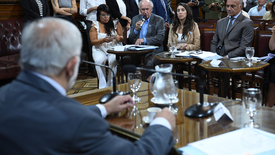 Luz verde para reiterancia y juicio en ausencia | El oficialismo logró dictamen de comisión en el Senado 