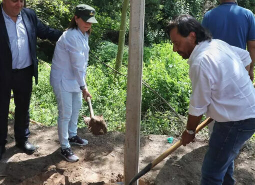 El muro trumpista avanza a paso de comedia | El poste que colocó Bullrich como inicio de la obra fue removido y mandaron a tapar el hueco