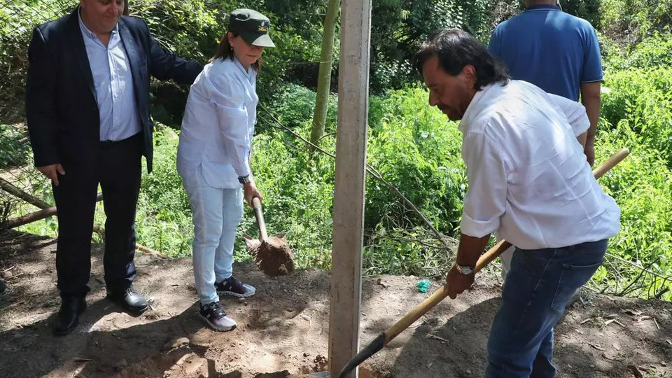 El muro trumpista avanza a paso de comedia | El poste que colocó Bullrich como inicio de la obra fue removido y mandaron a tapar el hueco