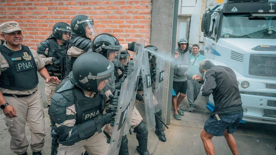 Represión para los trabajadores del pescado | Gases y balas de goma contra empleados de un frigorífico