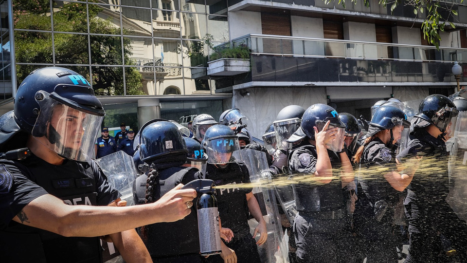 Gases, palos y mordaza para los trabajadores estatales  | Un operativo antiprotesta les impidió manifestar frente al despacho de Pettovello 