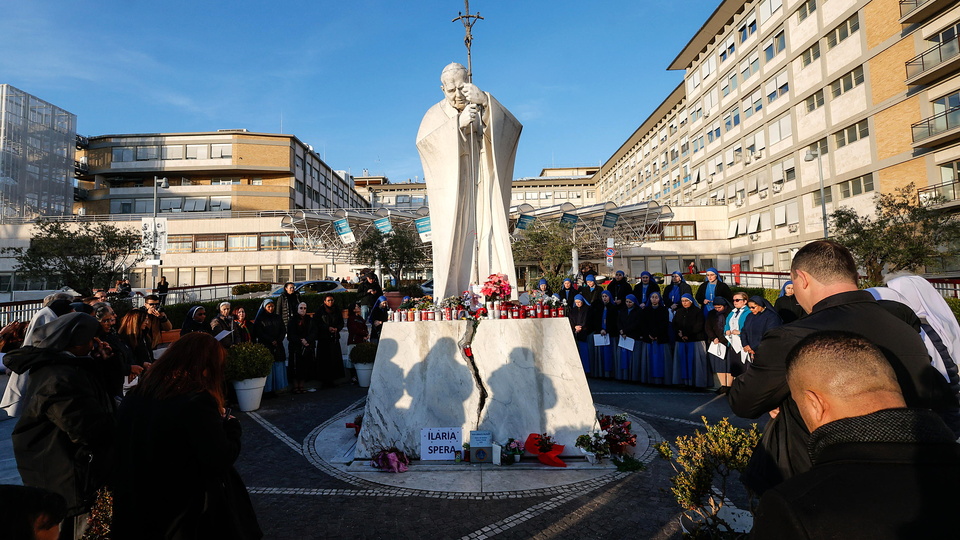 Preocupación por la salud del papa Francisco | Fieles rezan para que el Sumo Pontífice se recupere