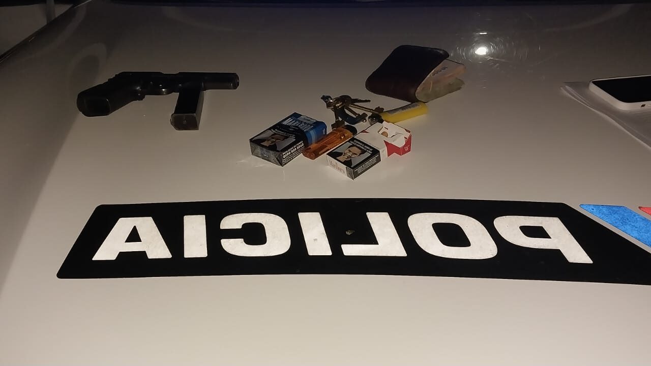 Amenazó a una mujer con un arma robada a un policía.