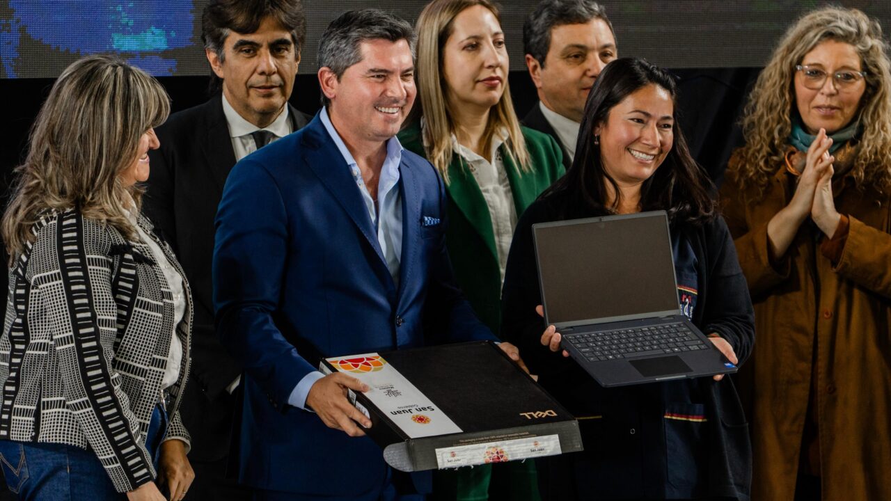Orrego entrega 5.000 Notebooks a docentes