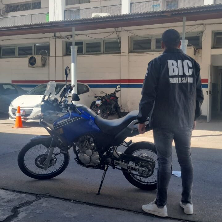 Dos menores de 16 años intentaron robar una moto  🏍️ en SJ.