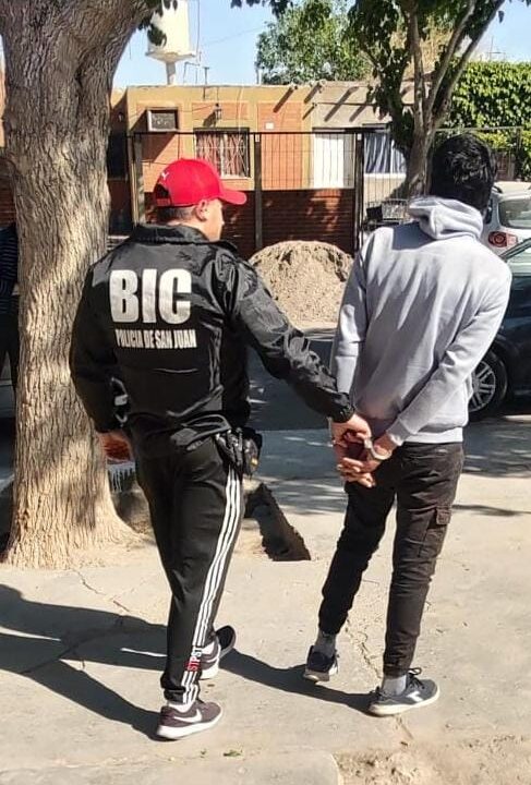 Lo atraparon por la cámaras de seguridad en Santa Lucía