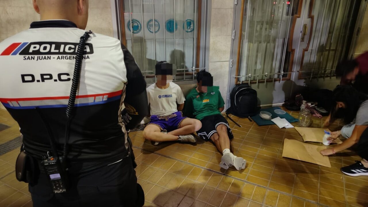 Jóvenes Detenidos Por Posesión De Drogas Ilegales